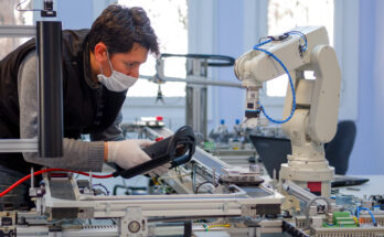 机器人编程由操作员带面具